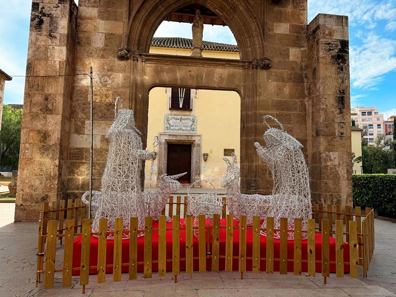 Световая рождественская сцена у Antiguo Hospital на улице Hospital в Валенсии